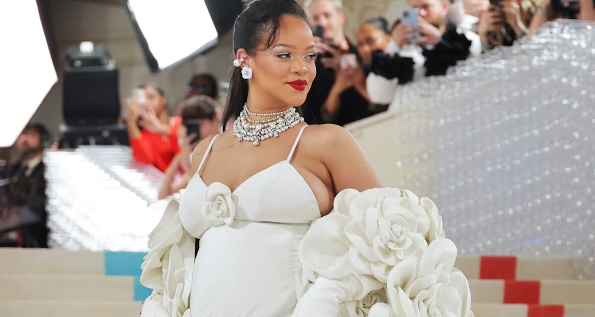 Rihanna réinvente le style de maternité en pantalon rayé et haut graphique audacieux