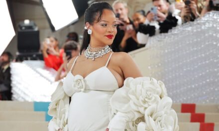 Rihanna réinvente le style de maternité en pantalon rayé et haut graphique audacieux