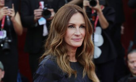 Julia Roberts embrasse le mari en rare photographie romantique