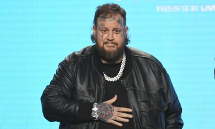 Jelly Roll a l&rsquo;air incroyable car il révèle un nouveau jalon de perte de poids