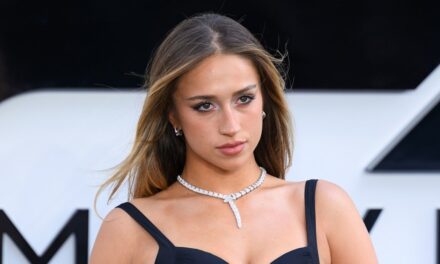 Tate McRae envoie les fans dans une frénésie avec des clichés de dentelle sensuels