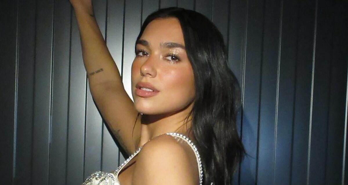Dua Lipa a le moment-girl y2k parfait dans la robe découpée en cheminée