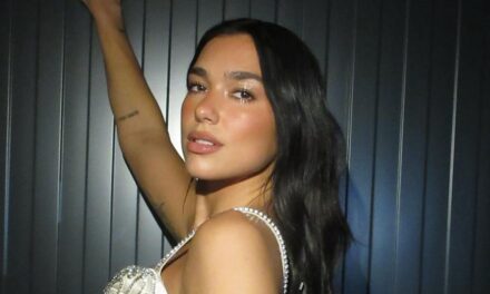 Dua Lipa a le moment-girl y2k parfait dans la robe découpée en cheminée