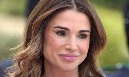 Le look de la carte du Nouvel An de la reine Rania est une classe de maître en style monochrome dans la cinquantaine