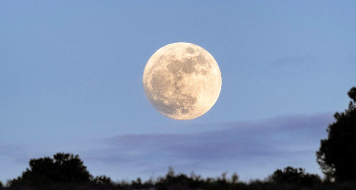 Pourquoi l&rsquo;esturgeon Moon d&rsquo;août pourrait être à blâmer pour votre mauvais sommeil