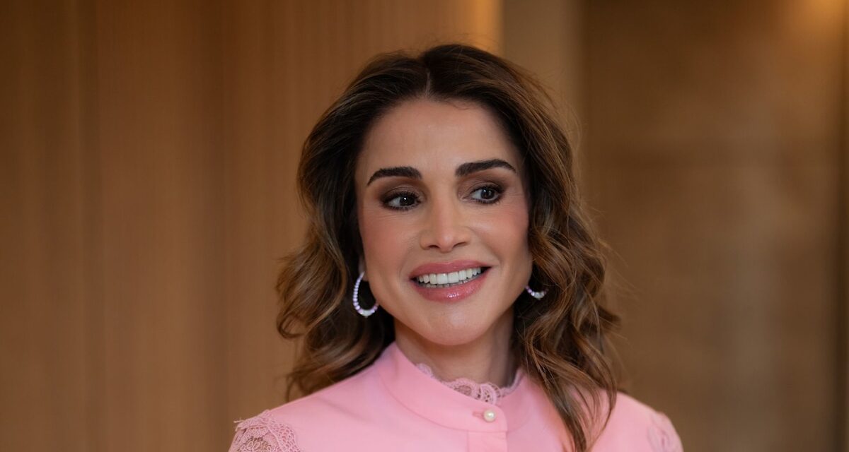 La reine Rania de Jordan marque le 55e anniversaire en robe de Cendrillon gonflée – et a l&rsquo;air de décennies plus jeunes