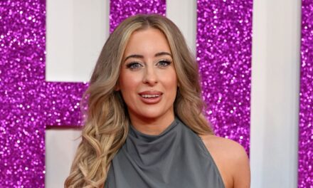 La star des MAF, Jamie Marinos, retrouve le casting britannique en apparence surprise