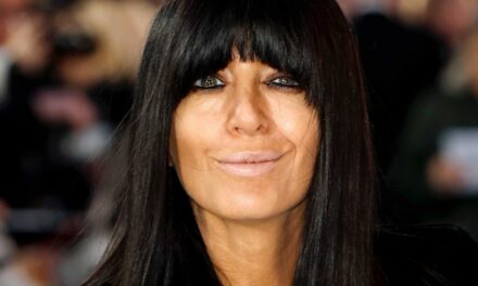 La baguette œil «infaillible» Claudia Winkleman compte pour son look de maquillage des yeux enfumés