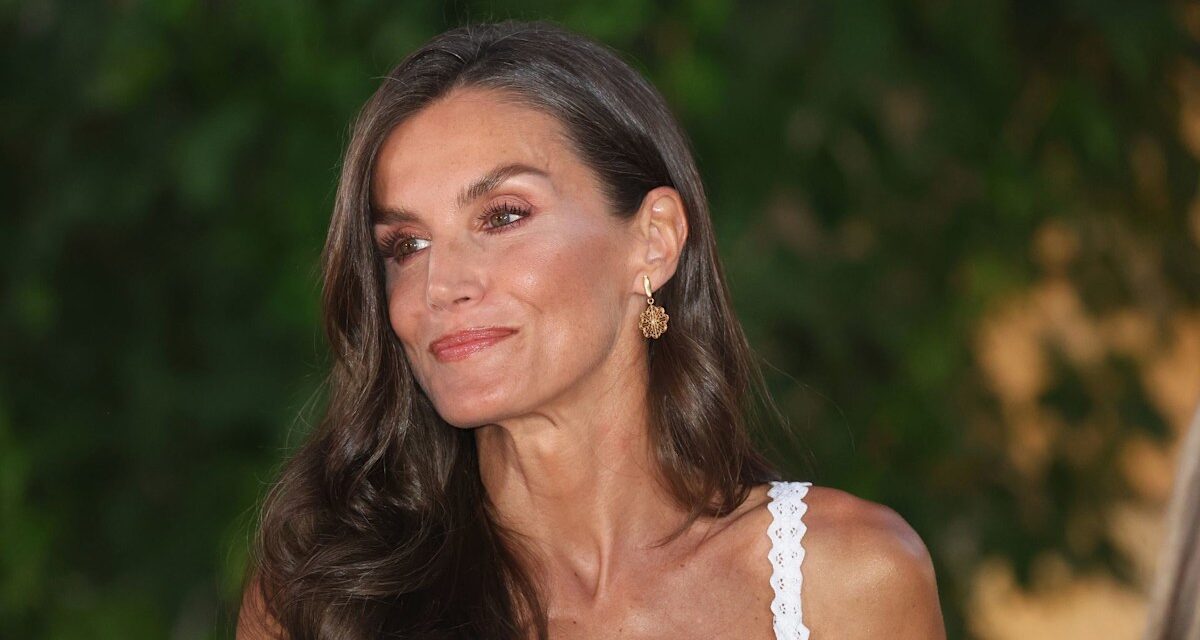 La reine Letizia est une déesse de vacances en robe blanche nuptiale