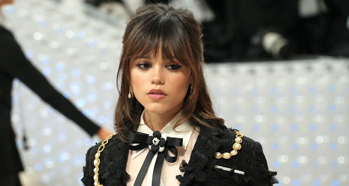 Jenna Ortega fait ses débuts de 30 pouces pour la tournée de presse du mercredi – et nous sommes obsédés