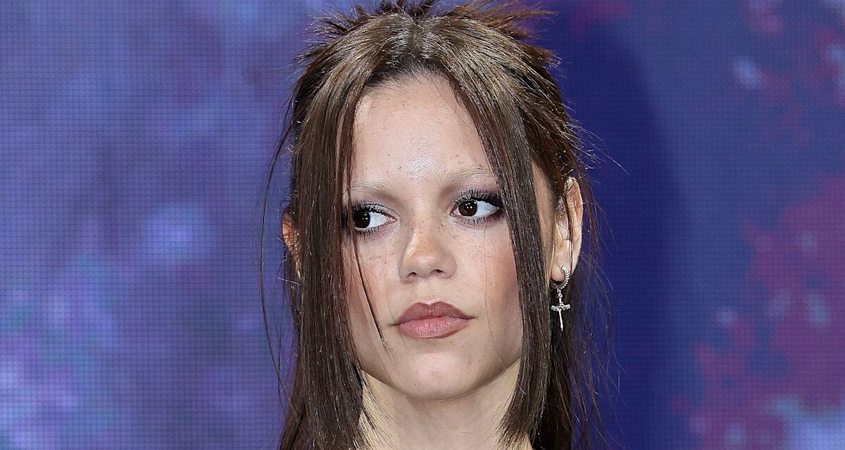 Le body de déclaration de Jenna Ortega donne le style d&rsquo;Addams mercredi une cure de jouvence pour filles cool