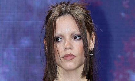 Le body de déclaration de Jenna Ortega donne le style d&rsquo;Addams mercredi une cure de jouvence pour filles cool