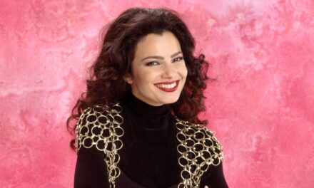 La star de la sitcom des années 90 étourdit avec une apparence sans âge après une réunion inattendue