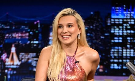 Millie Bobby Brown partage un aperçu rare de la maternité après l&rsquo;annonce d&rsquo;adoption