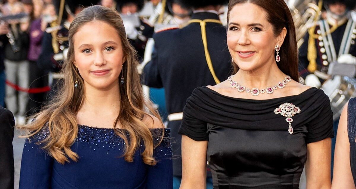 La reine Mary emprunte le chemisier designer de la garde-robe de la princesse Josephine