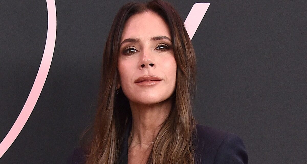 Les jambes de Victoria Beckham vont pour des jours en robe d&rsquo;anniversaire pure