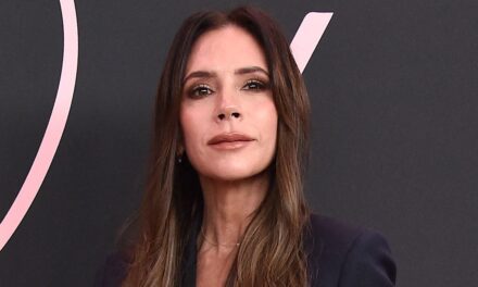 Les jambes de Victoria Beckham vont pour des jours en robe d&rsquo;anniversaire pure