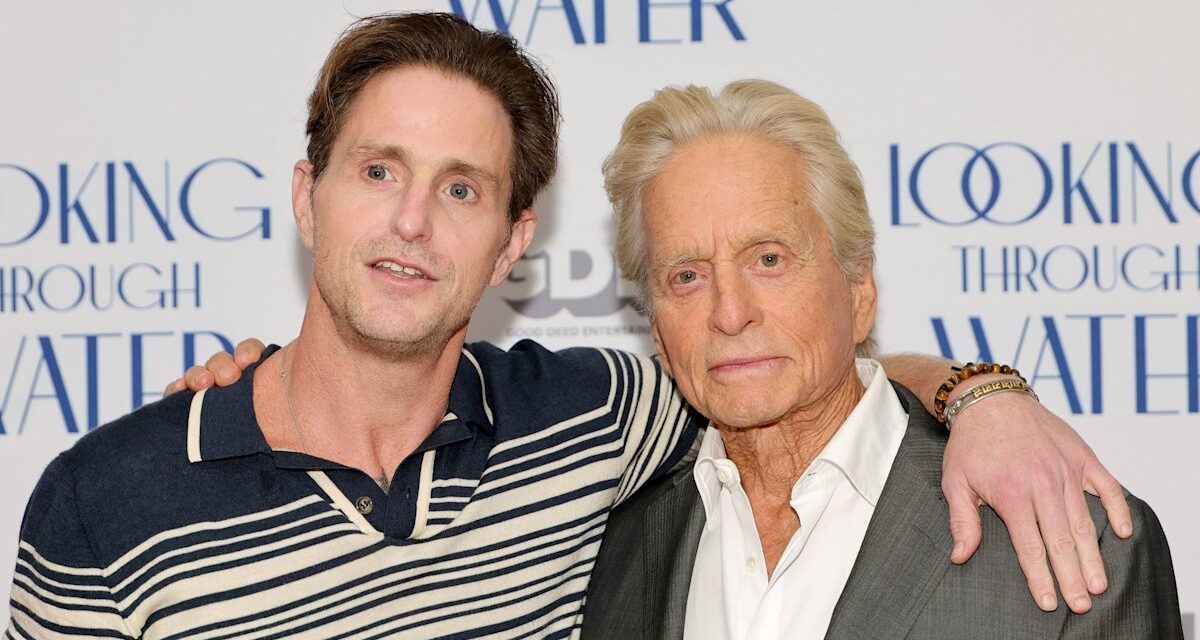 REGARDER: Le fils de Michael Douglas, Cameron, soulève une chemise pour révéler des visages tatoués de papa et un grand-père célèbre Kirk