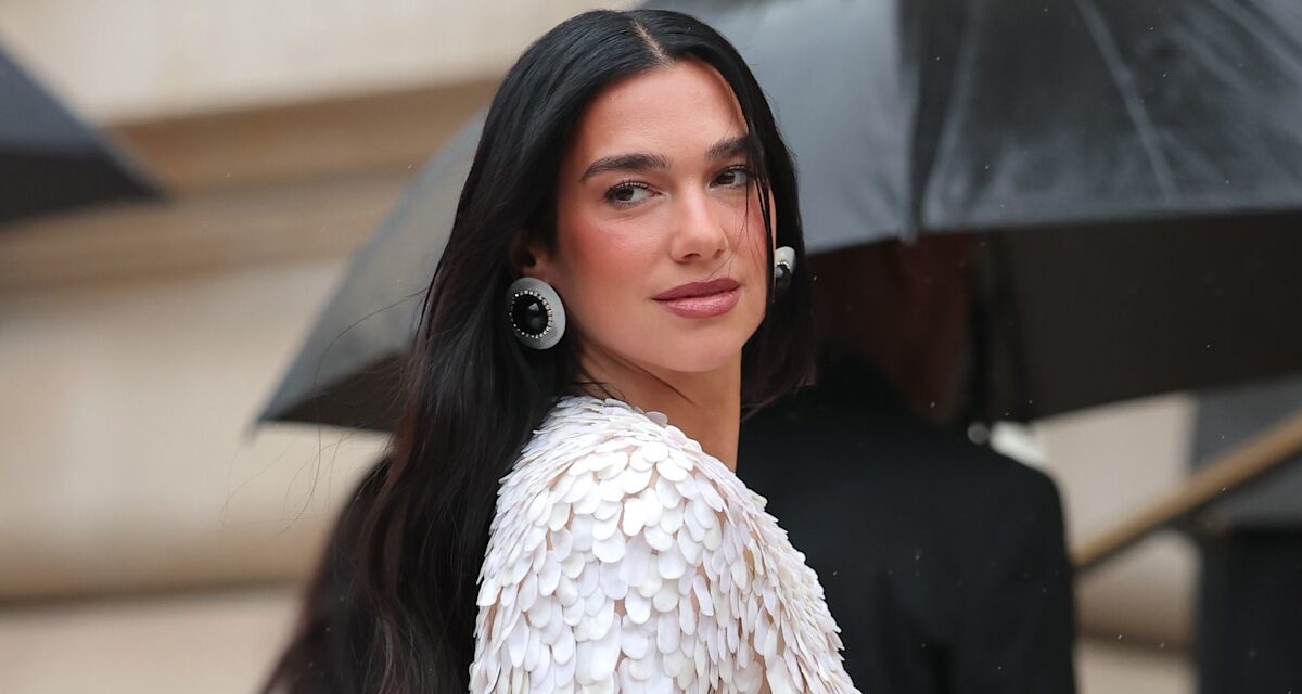 Le dernier look de Dua Lipa est accroché par un fil – littéralement