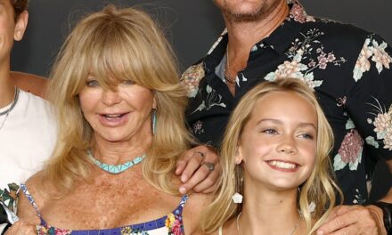 Comment Goldie Hawn a soutenu la petite-fille Preteen sur le tapis rouge séparément de ses propres enfants