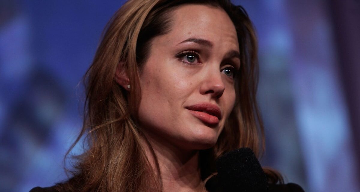 Angelina Jolie se déchire tout en discutant de la mère tardive dans un moment émotionnel