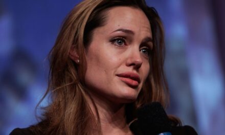 Angelina Jolie se déchire tout en discutant de la mère tardive dans un moment émotionnel