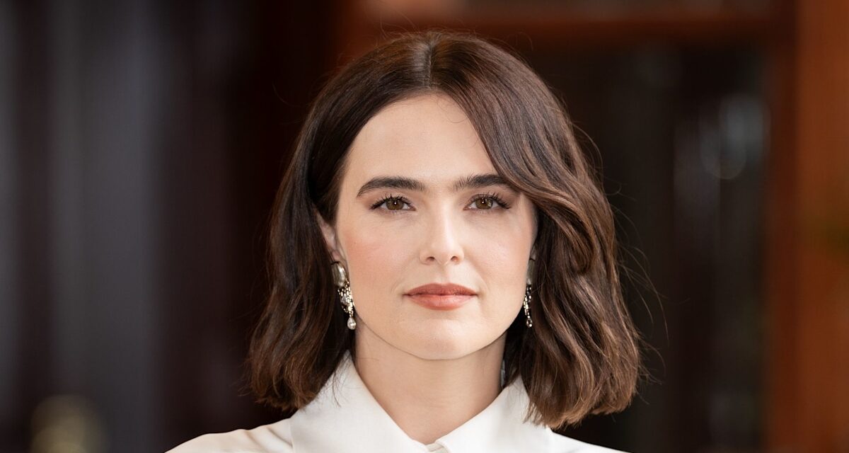 Rencontrez le célèbre nouveau fiancé de Zoey Deutch que vous reconnaîtrez absolument