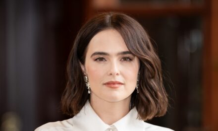 Rencontrez le célèbre nouveau fiancé de Zoey Deutch que vous reconnaîtrez absolument