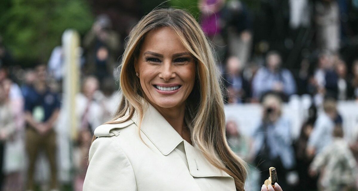 Melania Trump enfile un chapeau le plus dramatique à ce jour car elle semble briser le protocole royal lors de la visite de l&rsquo;État britannique