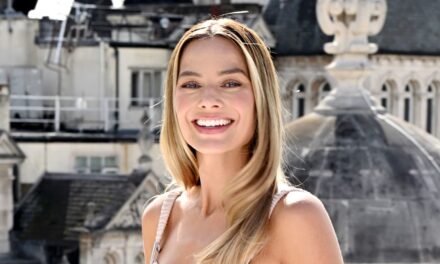 Margot Robbie vole le spectacle dans la robe à la cuisse audacieuse