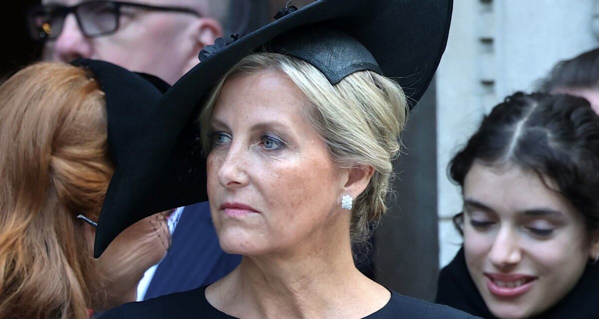 La duchesse d&rsquo;Édimbourg souffle un baiser au cercueil de la duchesse de Kent après les funérailles royales