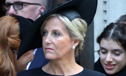 La duchesse d&rsquo;Édimbourg souffle un baiser au cercueil de la duchesse de Kent après les funérailles royales