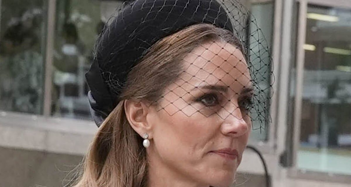 Kate Middleton a l&rsquo;air élégante alors qu&rsquo;elle remettait la robe funéraire du prince Philip et le voile «respectueux»