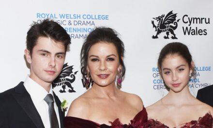 Exclusif: Catherine Zeta-Jones révèle ses conseils de 2 mots pour les enfants avec le déménagement de Michael Douglas sous les projecteurs