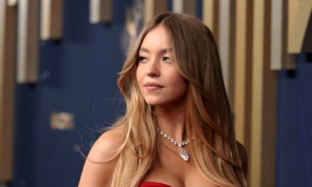 À quoi ressemblent les Emmys Red-Hot de Sydney Sweeney avec 175 carats de diamants rivaux Beyoncé et Lady Gaga