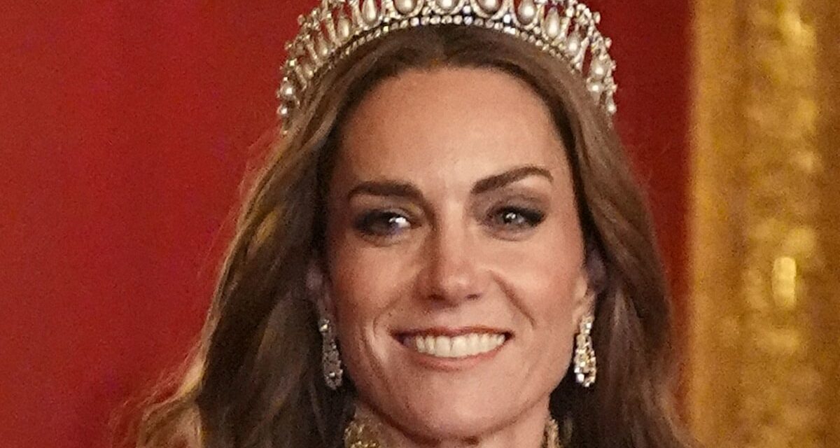 Les cheveux de la sirène de Kate Middleton se déroulent dans son dos sur la photo «dans les coulisses»