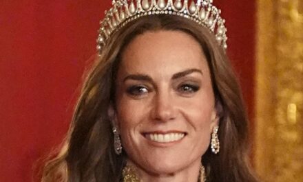 Les cheveux de la sirène de Kate Middleton se déroulent dans son dos sur la photo «dans les coulisses»