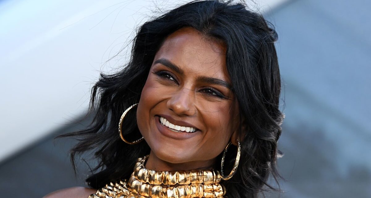 La star de Bridgerton Simone Ashley fait ses débuts avec un nouveau petit ami avec une apparence pleine de PDA à Us Open