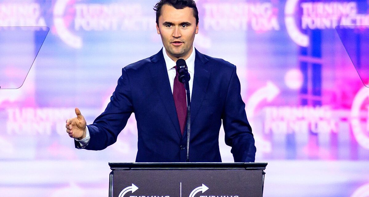 Donald Trump, JD Vance, Erika Kirk et plus encore pour assister au service commémoratif public de Charlie Kirk – Photos