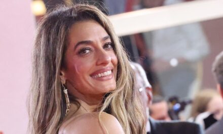 Amal Clooney est une vision de la robe plongeante pour «  rassemblement privé  » dans le lac Como avec George