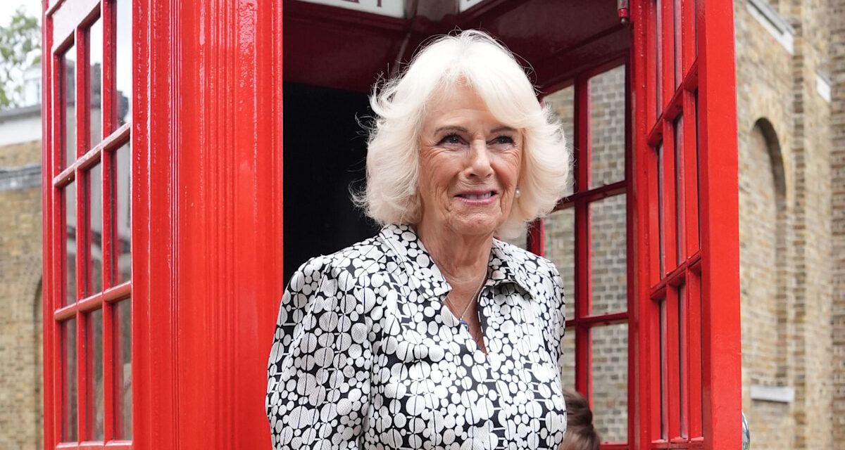 La reine Camilla a tout le monde dans des points de suture alors qu&rsquo;elle regroupe dans la cabine de téléphone avec des écoliers – vidéo