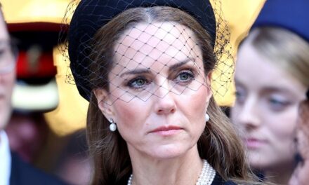 La tenue funéraire royale «officielle» de la princesse Kate a hérité de feu la reine Elizabeth II