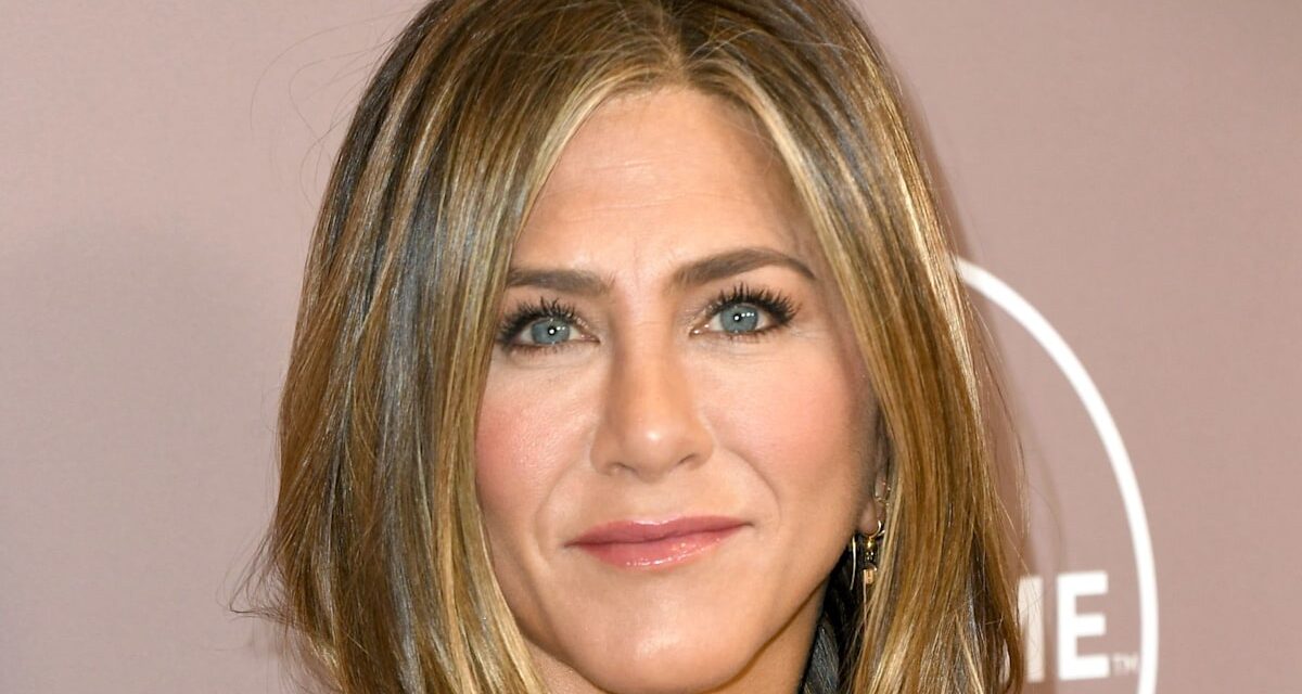Jennifer Aniston envoie les fans sauvages alors qu&rsquo;elle «  Soft lance la nouvelle relation dans le post cryptique