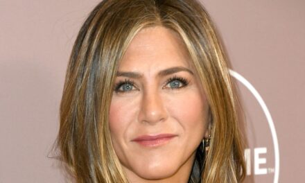 Jennifer Aniston envoie les fans sauvages alors qu&rsquo;elle «  Soft lance la nouvelle relation dans le post cryptique