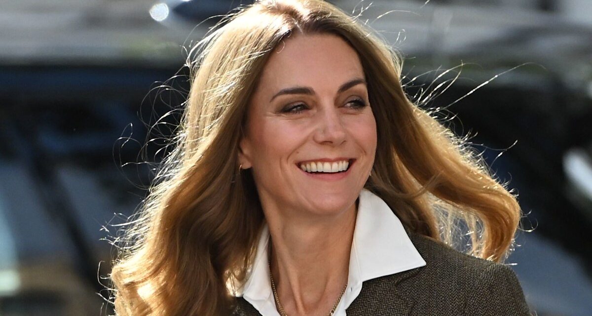 Regarder: le piratage de cheveux viral «  sans effort  » de la princesse Kate, alors qu&rsquo;elle stylique ses propres écluses en public