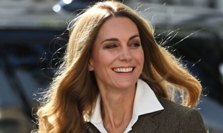 Regarder: le piratage de cheveux viral «  sans effort  » de la princesse Kate, alors qu&rsquo;elle stylique ses propres écluses en public