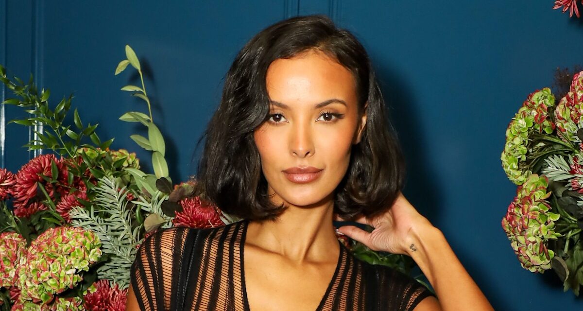 Maya Jama gagne la semaine de la mode s&rsquo;habiller dans une robe noire complètement transparente avec une garniture de plumes séduisantes