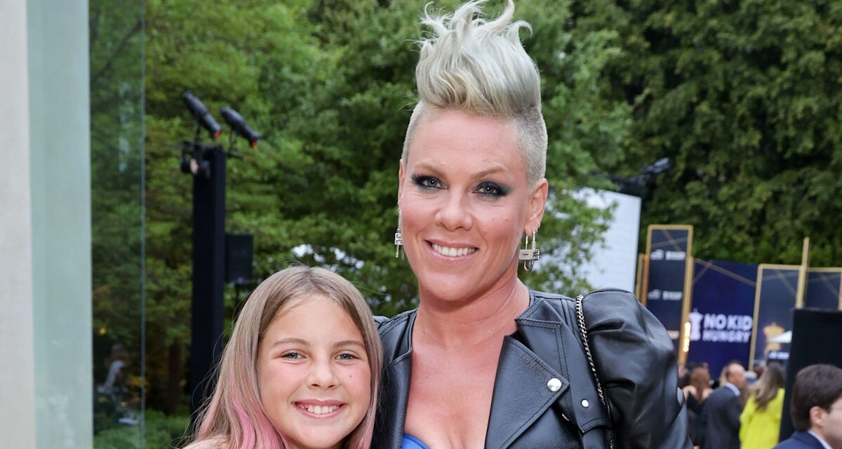 La fille adolescente de Pink a l&rsquo;air adulte dans de nouvelles photos de famille à nous Ouvrir