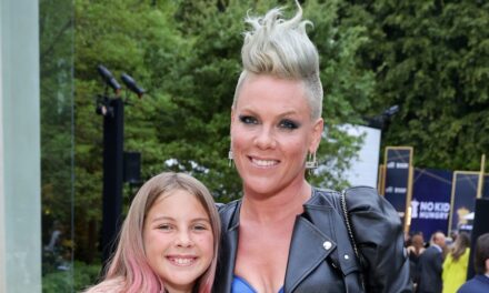 La fille adolescente de Pink a l&rsquo;air adulte dans de nouvelles photos de famille à nous Ouvrir