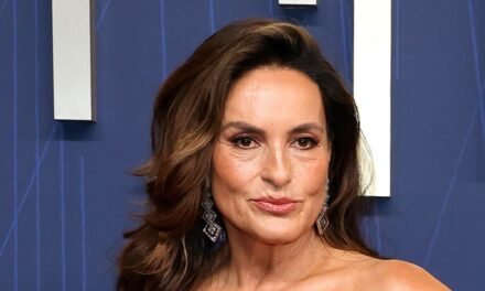 Jumeaux de Mariska Hargitay avec le tapis rouge des Emmys en robe en velours fougueuse